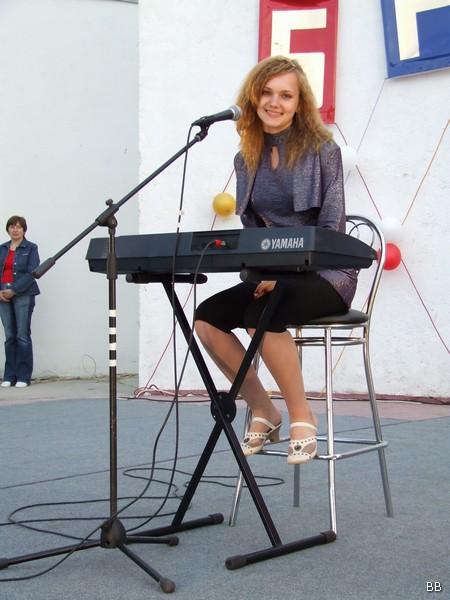 Виктория Левдикова в 2007 г. Великие Луки. Бригантина. Летняя эстрада.