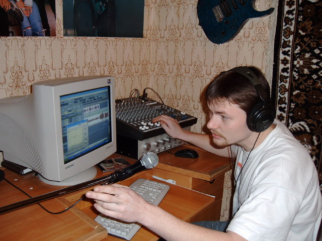Сергей Иванов за работой в студии "Воля Рока" 2004 г. Великие Луки